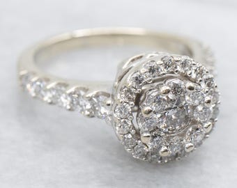 Anillo de compromiso con halo de diamantes en oro blanco de 14 quilates