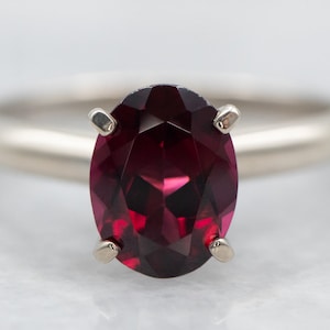 Anello solitario in oro bianco 14 carati con granato rodolite, pietra portafortuna del mese di gennaio