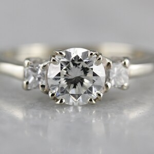 Vintage Three Stone Diamond Engagement Ring 7Z73RQ