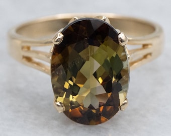 Anillo solitario de andalucita de talla ovalada en oro amarillo