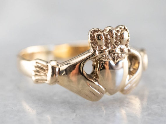 Vintage gold claddagh ring deals