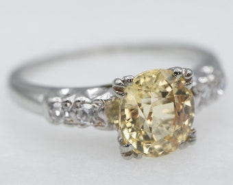 Anel retrô em ouro branco 18K com safira amarela e diamantes
