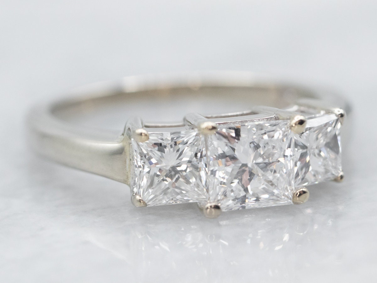 Anello Di Fidanzamento A Tre Pietre Con Diamante Brillante Da 3,05 Carati – Certificato HRD In Oro Bianco 18K - OROGEM Jewelers