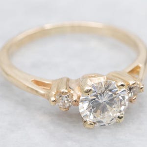 Drei-Stein-Diamant-Verlobungsring, Drei-Stein-Ring, brillanter Diamant-Verlobungsring, Gelbgold-Diamantring, Jubiläumsring A67542