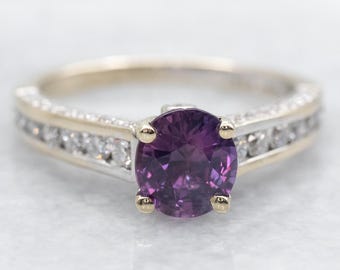 Anillo de oro blanco de 18 quilates con zafiro rosa ovalado y diamantes.