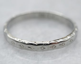 Anel Art Déco em Ouro Branco 18K com Design de Rosa em Formato de Flor, Estilo Antigo para Usar em Conjunto com Outros Anéis.
