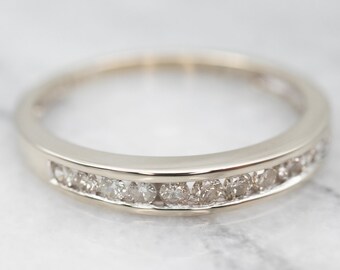 Vigselring i 14 karat vitt guld med diamanter, stapelring i kanalfatt