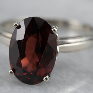 Anello con granato rodolite, oro bianco 14 carati, solitario taglio ovale