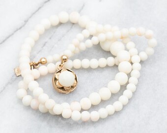 Collar de coral blanco graduado con cierre de oro amarillo de 14 quilates, 43 cm (17 pulgadas)