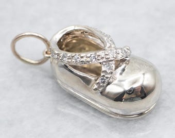 18Kホワイトゴールドとダイヤモンドのベビーシューズチャーム #22691