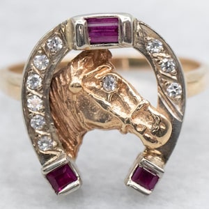 Anillo de herradura de oro de 10 quilates con rubí sintético y diamante