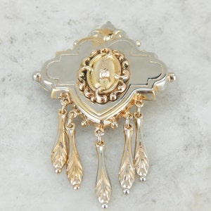 Broche vitoriano com preenchimento de ouro e centro com monograma D7EFPM-N
