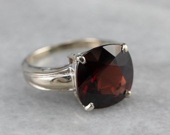 Anillo de oro blanco de 14k con granate, talla cojín de 5,91 quilates.