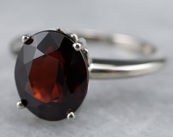Anillo solitario ovalado de granate en oro blanco de 14 quilates, piedra natal de enero