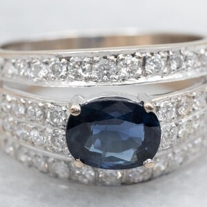 18K vitguldsring med safir och diamanter, Statementring