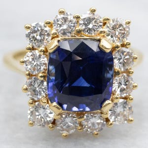 Ring i 18 karat gult guld med kuddslipad safir och diamant