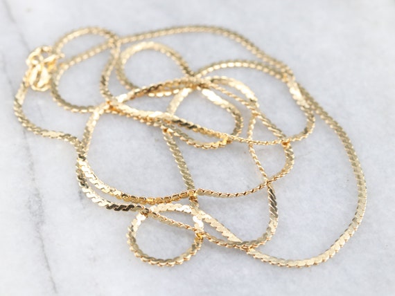 Flat outlet serpentine chain