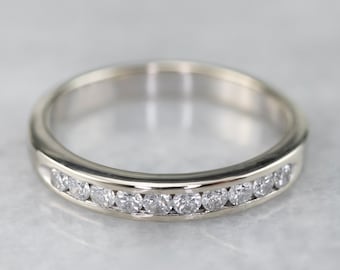 Vigselring i 14 karat vitt guld med diamanter, jubileumsring med kanalfatt