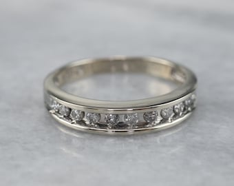 Vigselring i 14 karat vitt guld med diamanter, stapelring i kanalfatt
