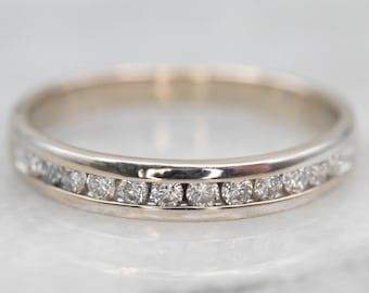 Vigselring i 14 karat vitt guld med diamanter, jubileumsring med kanalfatt