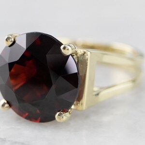Anello importante in oro giallo 14 carati con granato, pietra portafortuna di gennaio