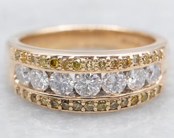 Anillo apilable de oro amarillo de 14 quilates con diamantes brillantes y amarillos.