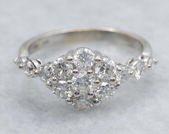Anillo vintage de oro blanco con diamantes en racimo