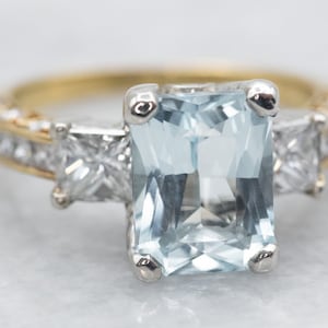 Anillo de topacio azul de oro amarillo y platino de metal mixto con detalles de diamantes, anillo de topacio azul y diamantes, anillo de topacio azul A35996