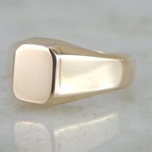 Vintage Unisex Signet Ring in Polished Yellow Gold UXX4UX-N
