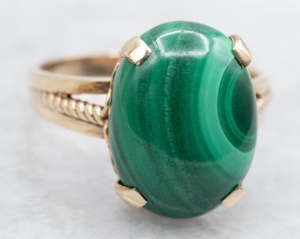 Anillo vintage de oro de 14 quilates con cabujón ovalado de malaquita.