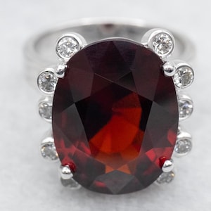 Bague de cocktail en or blanc 14 carats et halo de diamants grenat