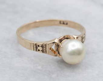 Anillo solitario de oro con perlas grabadas de la época victoriana
