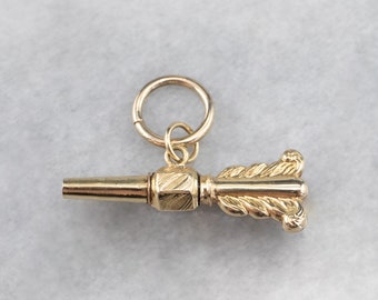 Pingente de chave ornamentado em ouro amarelo 14K, ideal para usar em camadas.