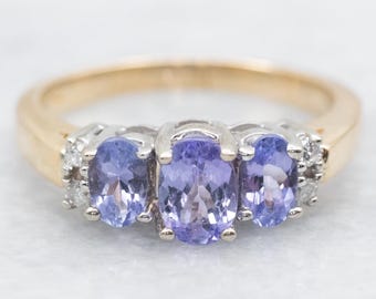 Anillo de oro de 14 quilates con tanzanita y diamantes, talla ovalada.