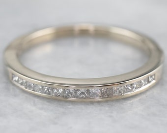 Vigselring i 14 karat vitt guld med diamanter, stapelring i kanalfatt