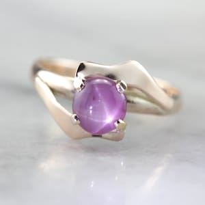 Orchid Bypass : bague de cocktail vintage pour femme en saphir étoilé et or de l'ère Mod 8D38KT-R