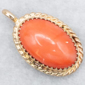 Beautiful Salmon Hued Coral Pendant in Vintage Gold Frame, Coral Cabochon Pendant, Yellow Gold Coral Pendant, Coral Jewelry A59176