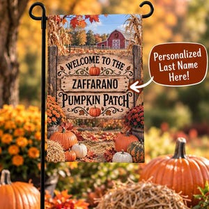 Peut inclure: Un drapeau de jardin rectangulaire avec un motif de panneau en bois rustique portant le texte Welcome to the Zaffarano Pumpkin Patch. L'image montre des citrouilles orange, un feuillage d'automne et une grange rouge. Une bulle indique Personalized Last Name Here.