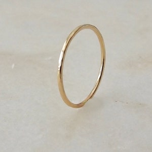 Anillo de oro, anillo de oro SKINNY sólido de 14k, banda de oro martillado, anillo minimalista, anillo de apilamiento de oro, anillo de boda delicado, regalos de Etsy