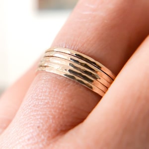 SKINNY 14k Gold filled 5 Ring Sommer Schmuckset, Stapelringe, Minimalistischer Schmuck, Gehämmerte Ringe, Etsy Geschenkideen, Handgefertigte Ringe,