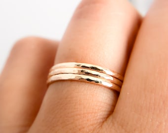 Ensemble de bagues martelées en or 14 carats : bagues superposables fines
