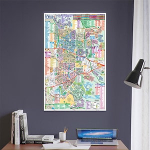 Può includere: Una mappa dettagliata di Irvine, California, con quartieri e strade colorati. La mappa include una legenda con informazioni su punti di interesse, scuole e parchi.