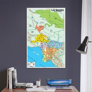 Può includere: Una mappa dettagliata della contea di Los Angeles, California, che mostra le diverse città e quartieri. La mappa è codificata a colori per mostrare le diverse aree. La mappa è stampata su uno sfondo bianco.