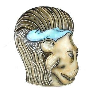 Puede incluir: Una escultura de cerámica de una cabeza de león con un diseño azul y blanco en la parte superior. La melena del león es marrón y blanca, y la escultura está pintada en un estilo realista.