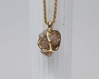 Colgante color melocotón, diamante en bruto, oro reciclado y reutilizado, "combate en jaula".