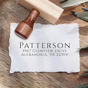 Sello de dirección Serif minimalista, sello de dirección de devolución personalizado. Regalo de inauguración de la casa o regalo de bodas. Sello autoentintado o bloque de madera 1"x2" A83
