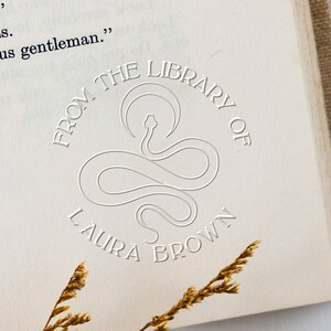 Mystical Book Embosser para biblioteca personalizada | Carimbo de relevo personalizável para livros | Presente perfeito para livro