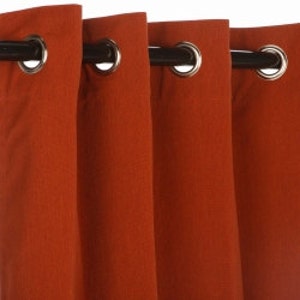 Pu&ograve; includere: Primo piano di quattro pannelli di tenda color ruggine con occhielli metallici. I pannelli sono appesi a un'asta marrone scuro. Il tessuto ha un aspetto strutturato e le tende sono parzialmente chiuse.