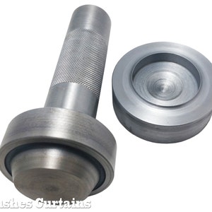 Pu&ograve; includere: Un set di due utensili in metallo color argento. Uno strumento ha un manico strutturato e un'estremit&agrave; arrotondata. L'altro strumento &egrave; un pezzo circolare e concavo. Gli strumenti sembrano essere per un uso artigianale o industriale specifico.