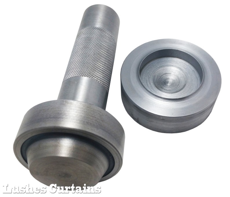 Pu&ograve; includere: Un set di due utensili in metallo color argento. Uno strumento ha un manico strutturato e un'estremit&agrave; arrotondata. L'altro strumento &egrave; un pezzo circolare e concavo. Gli strumenti sembrano essere per un uso artigianale o industriale specifico.